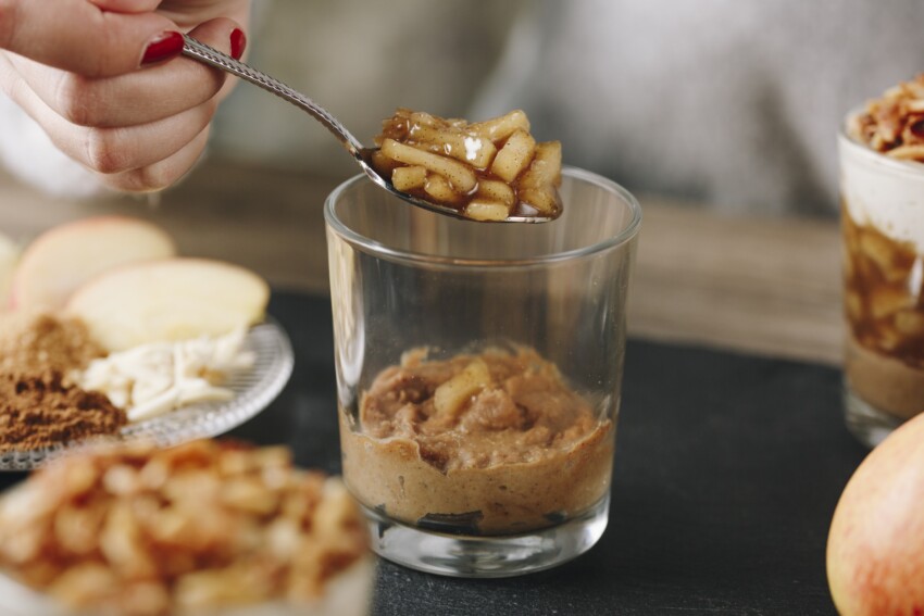 Winterliche Schichtarbeit: Bratapfeltiramisu im Glas - huma eleven