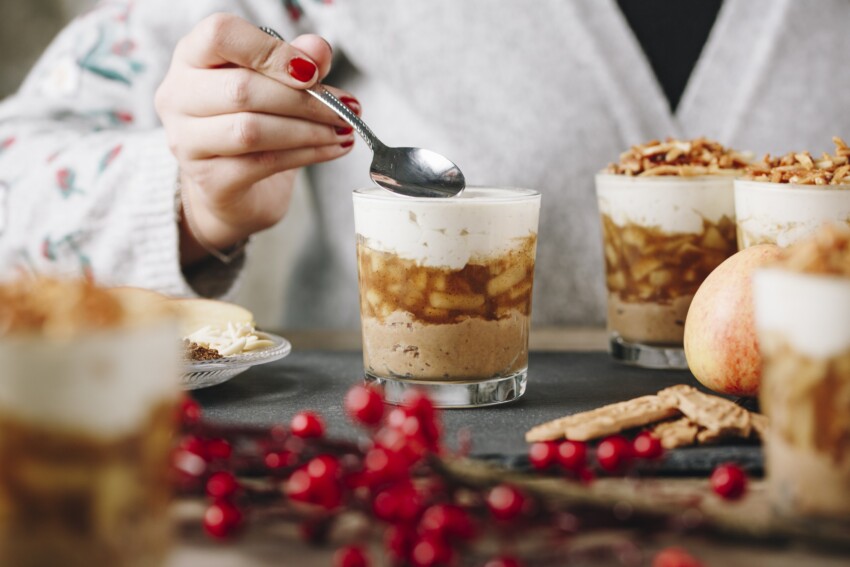 Winterliche Schichtarbeit: Bratapfeltiramisu im Glas - huma eleven