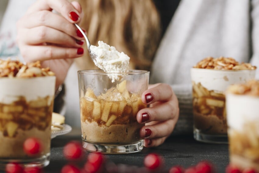 Winterliche Schichtarbeit: Bratapfeltiramisu im Glas - huma eleven